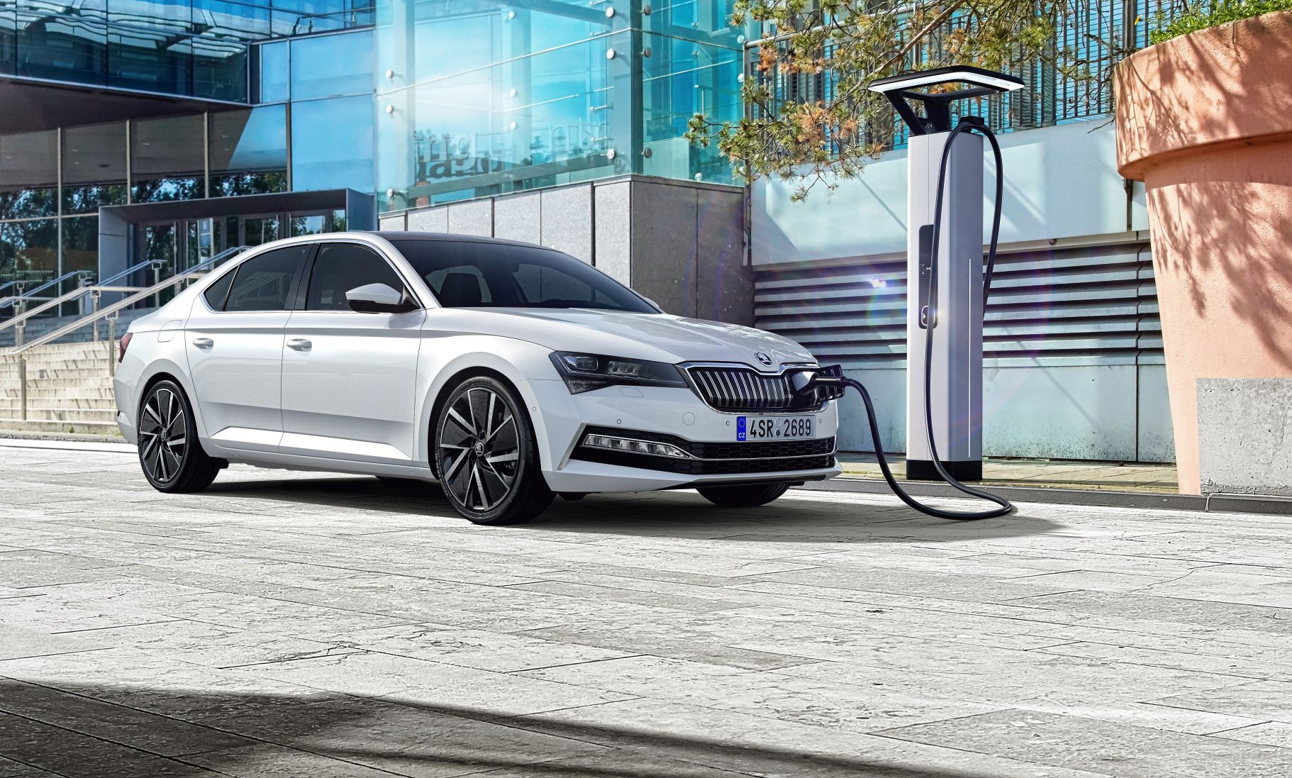 De nieuwe SKODA Superb iV in de showroom Ames
