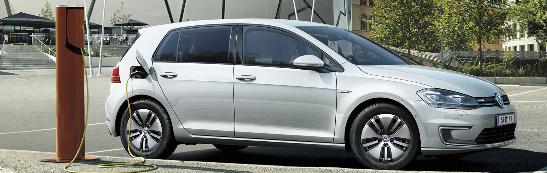 VW E-golf exterieur zijkant wit