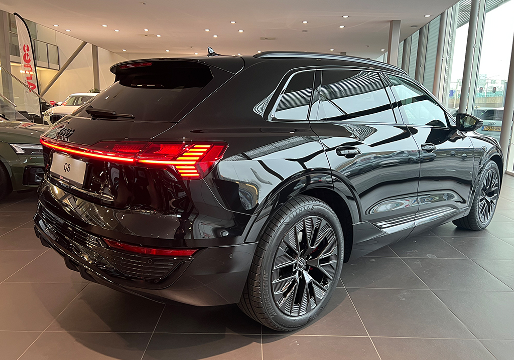 Q8 Etron Tegel
