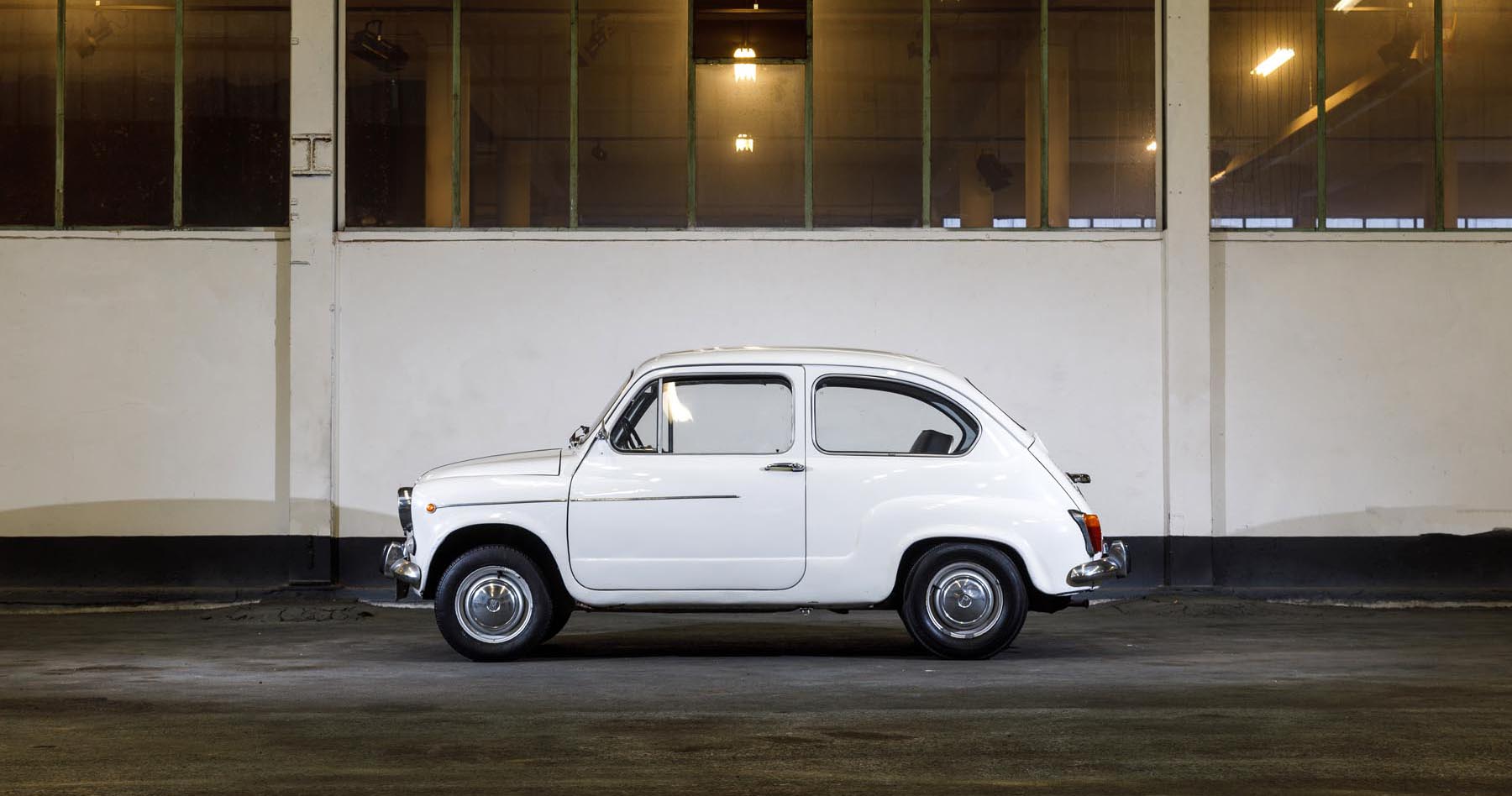 SEAT 600E zijkant