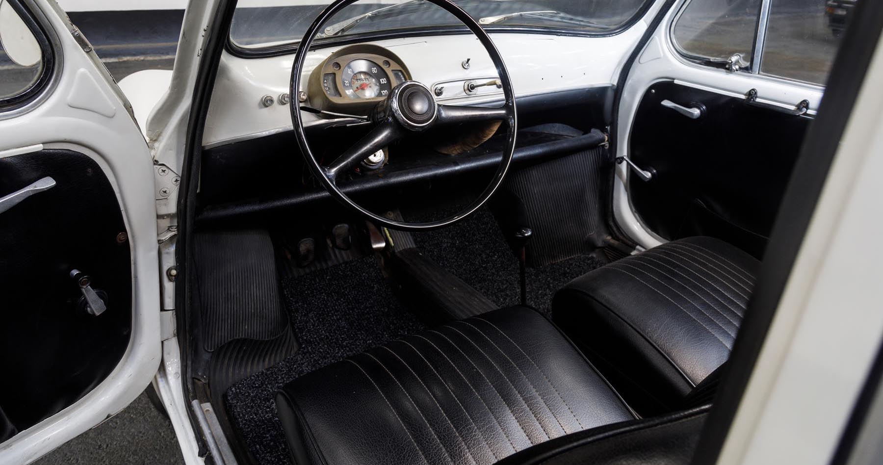 SEAT 600E interieur