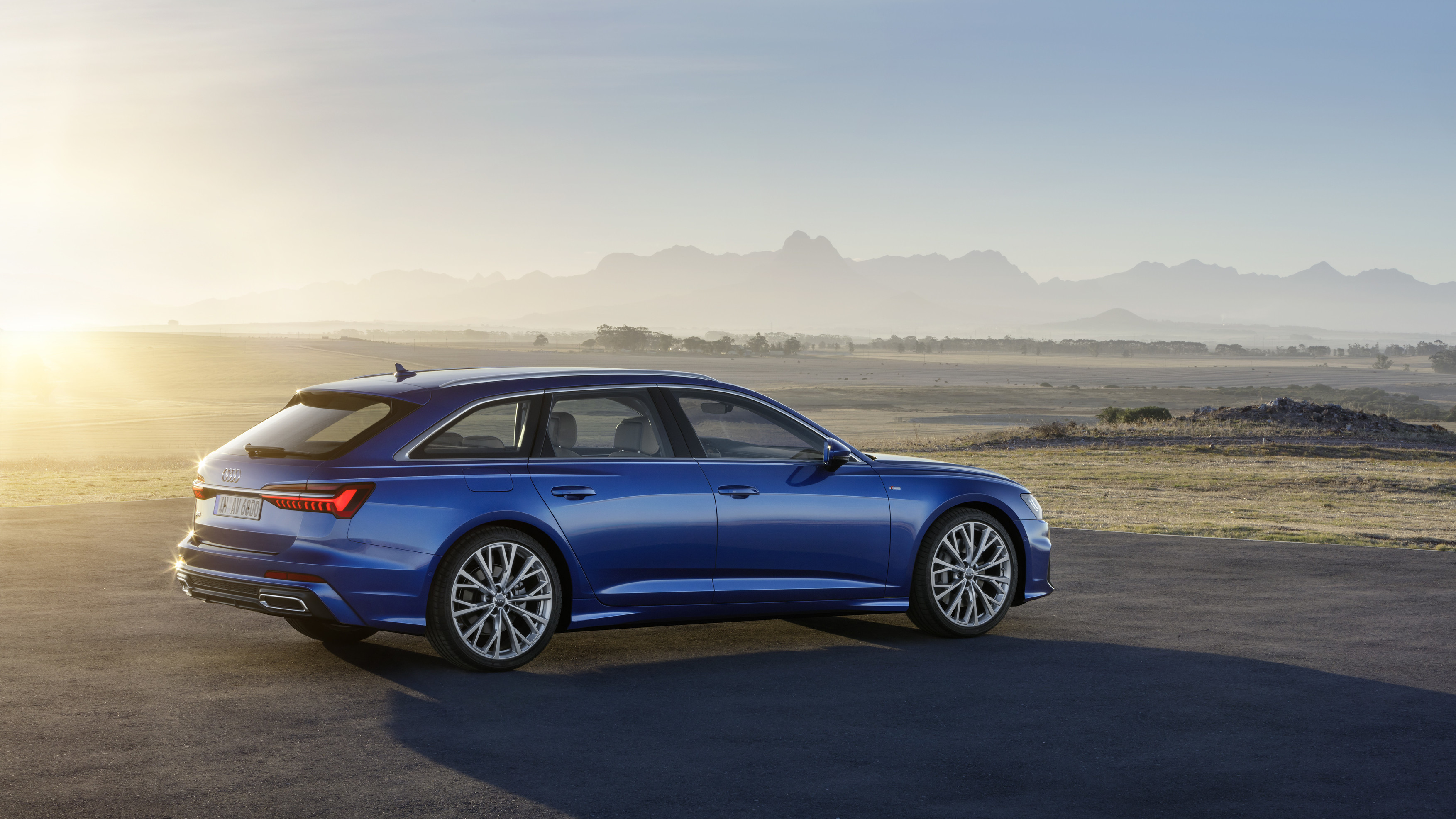 Audi A6 Avant zijkant zon.jpg