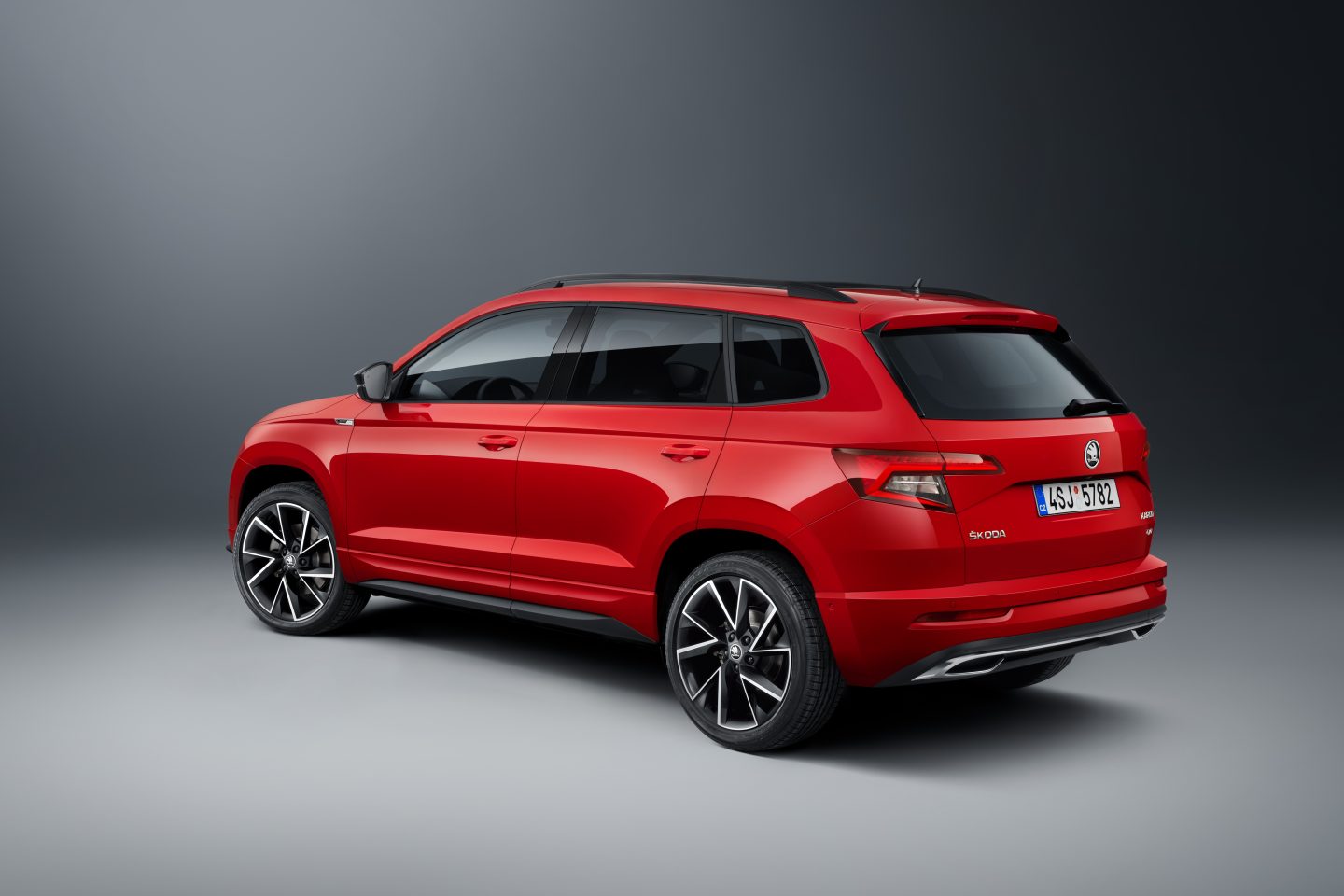 180802-ŠKODA-KAROQ-SPORTLINE_34back-1440x960.jpg