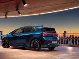 Cupra Born Blauw Schuinachterkant Rijdend In Parkeergarage Met Zonsondergang