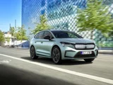 Skoda Enyaq Ijsblauw Schuinvoor Rijdend In De Stad