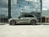 Audi Q8 E Tron Groen Zijkant Geparkeerd Bij Een Glazen Gebouw