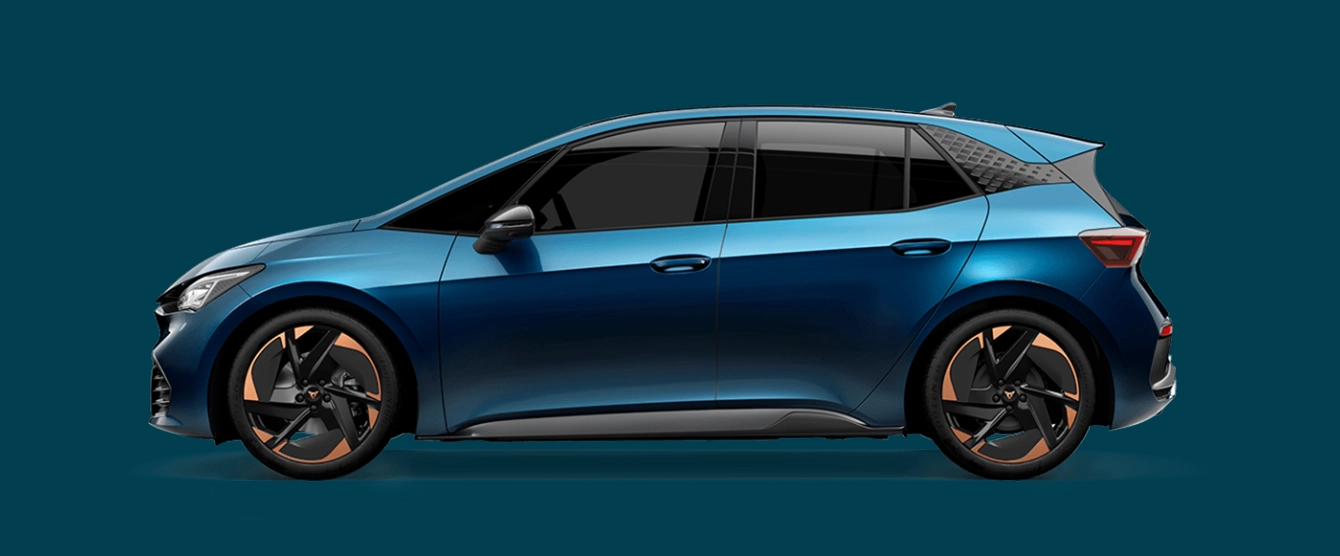 Cupra Born Blauw Zijkant Modelfoto donkerblauwe achtergrond