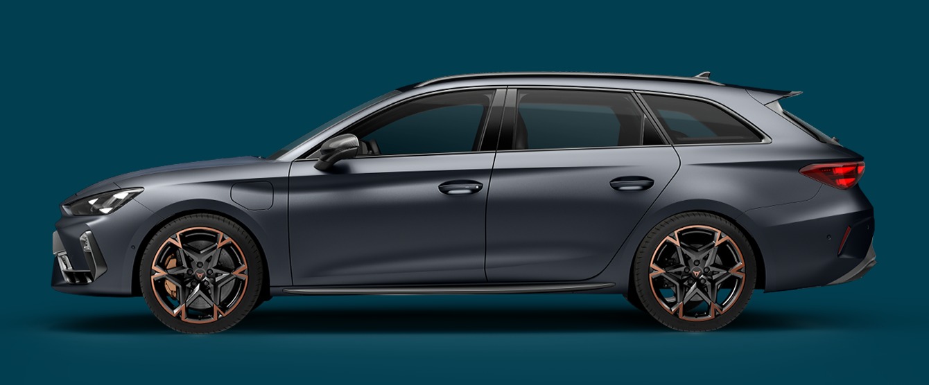 Cupra Leon Sportstourer Donkergrijs Zijkant Modelfoto donkerblauwe achtergrond