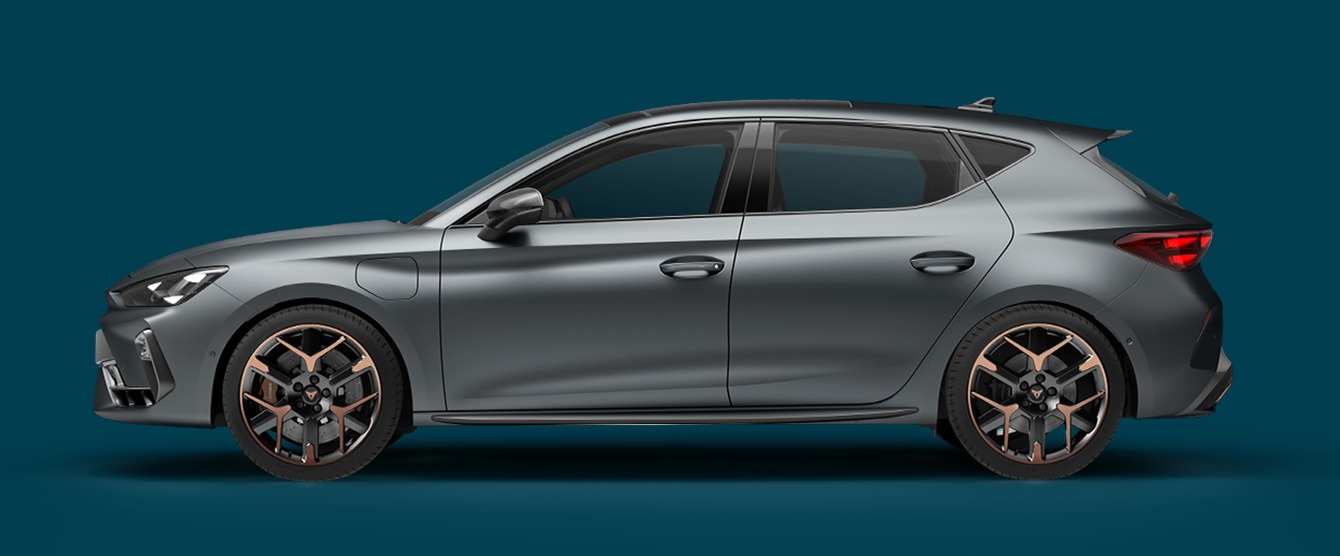 Cupra Leon Grijs Zijkant Modelfoto donkerblauwe achtergrond